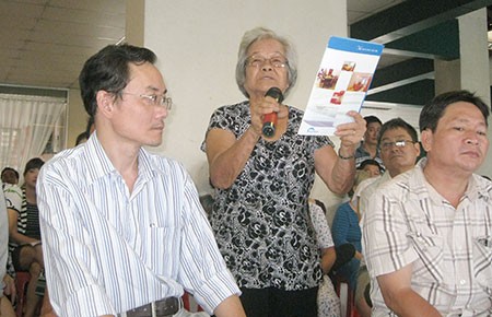 Cư dân mời cán bộ đi thang máy thử độ an toàn