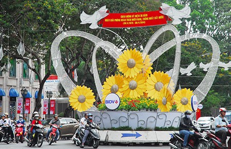 Người dân nô nức đi chơi lễ