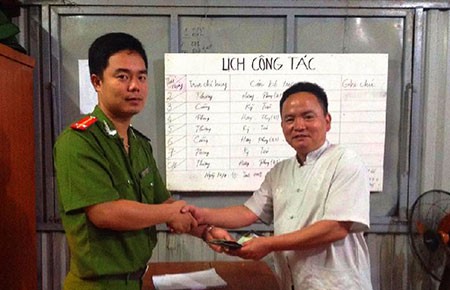 Trung úy công an trả lại tài sản đánh rơi cho du khách
