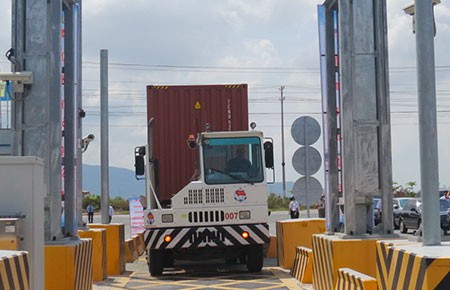 Vận hành máy soi chiếu phóng xạ tại cảng Cái Mép - Thị Vải