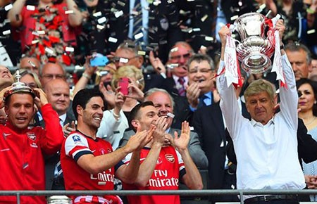 3.283 ngày cho một chiếc cúp của Arsenal