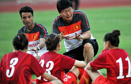 Bóng đá nữ thiếu cả thầy lẫn thợ