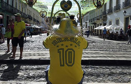 Dịch vụ “thuê bạn” để đi xem World Cup