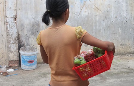 “Gán” con để trừ nợ