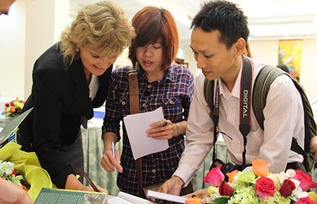 Hàn gắn tổn thương sau biến cố máy bay rơi
