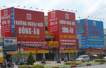 Mối lo từ những bảng hiệu “khủng”