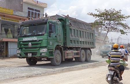 Xe quá tải cày nát vùng ven