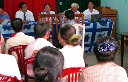 Ủi đất làm đường, ‘tiện thể’ bốc luôn ba ngôi mộ