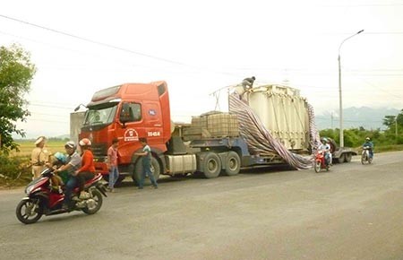 Xe ‘khủng’ ung dung chạy trên quốc lộ 1