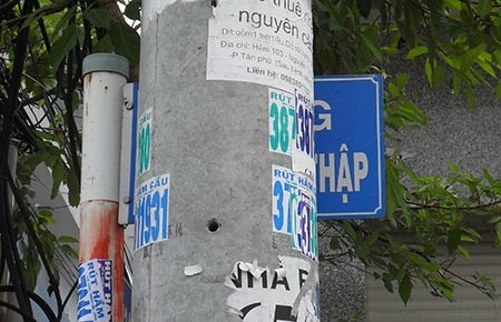 Trụ điện che khuất tên đường