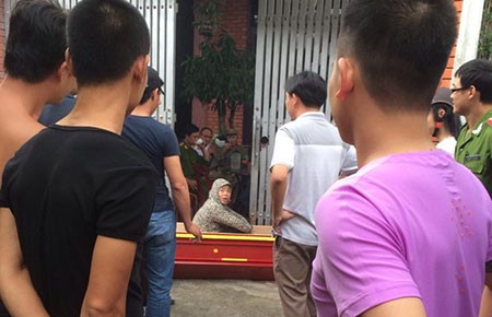 Mang quan tài đi đòi tiền ‘chạy án’