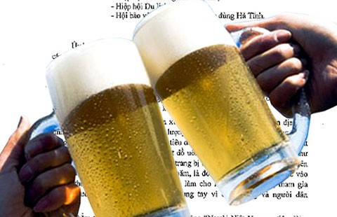 Tuýt còi văn bản ‘uống bia’ và ‘xài xi măng’