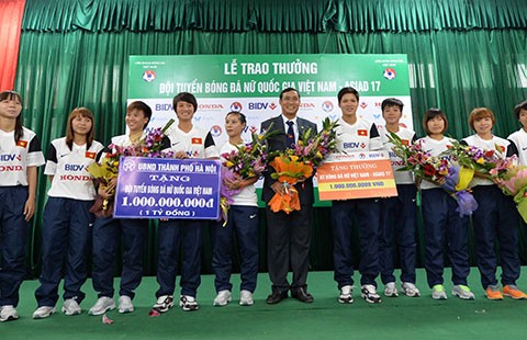 Đội tuyển bóng đá nữ Việt Nam: Gái có công…