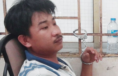 Bắt cha dượng đánh con của vợ dã man