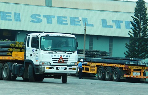 Loạn xe chở thép quá tải