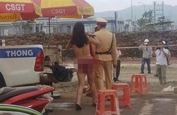 Nữ Việt kiều tốc váy trước mặt CSGT