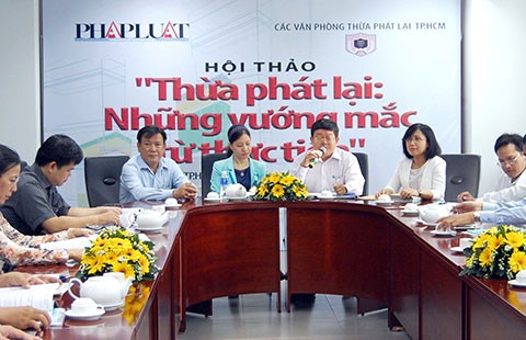 Thừa phát lại: ‘Chia lửa’ với tòa, thi hành án