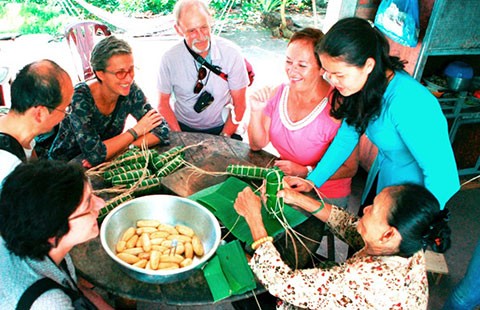 Thấp thỏm chờ khách mua tour tết