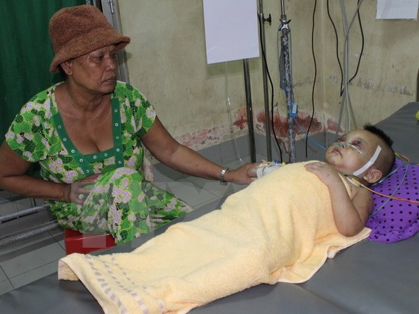 Bị bà đánh, bé hai tuổi nhập viện vì bị thương nặng