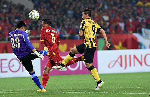 Vấn đề của bóng đá VN: Đánh bùn sang ao