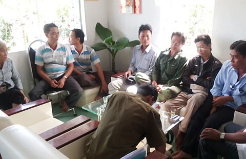 Trộm tôm bị phạt nộp heo đãi xóm