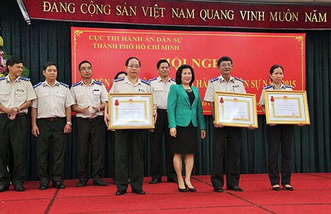 Tham mưu để thừa phát lại không phải tự bơi