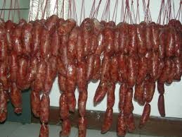 Cảnh giác lạp xưởng không rõ nguồn gốc