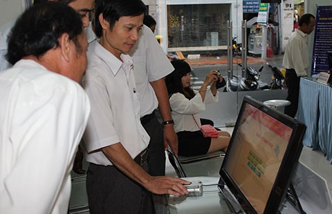 Đưa hết hồ sơ người dân vào máy tính