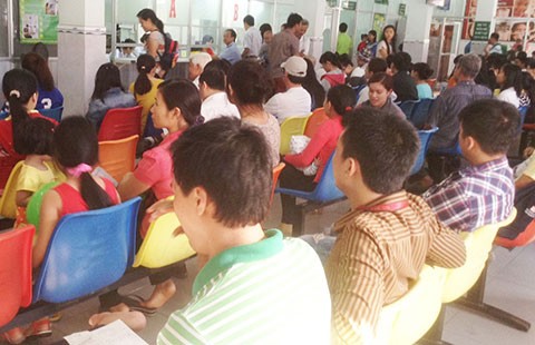 Vaccine: Thừa miễn phí, thiếu dịch vụ
