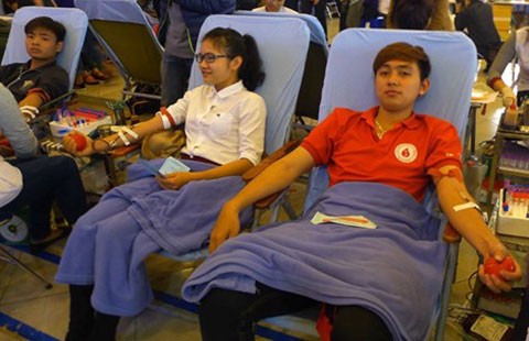 Không ngại mưa rét, hàng ngàn người tham gia ngày hội hiến máu