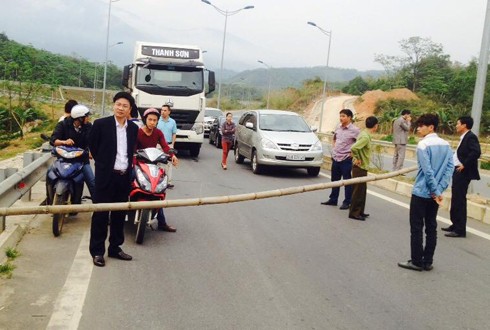 Dân lại chặn xe trên cao tốc Nội Bài - Lào Cai