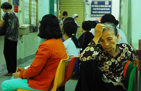 Đến tận nhà khám cho người già