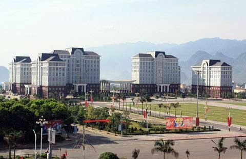 Trụ sở to: Vung tay quá trán, gây áp lực nợ công