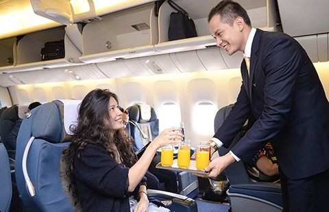 Vụ bị phạt vì ‘tè vào túi nôn’: Cục Hàng không nên thu hồi quyết định