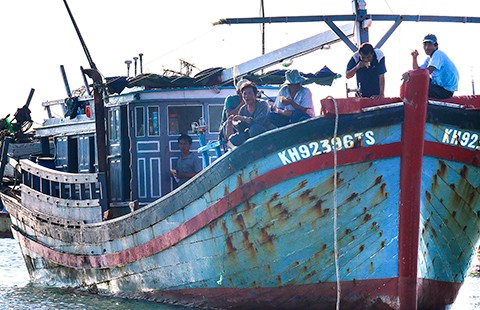 Tàu Trung Quốc lại cướp phá tàu cá ngư dân