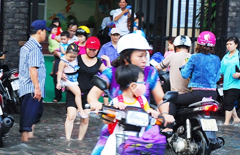 Đường vừa nâng cấp đã ngập