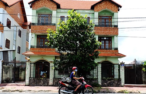 Phó công an xã niêm phong, giao nhà tranh chấp