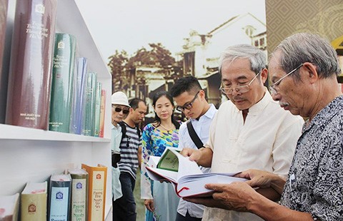 Tiếp nhận sách tặng chiến sĩ Trường Sa