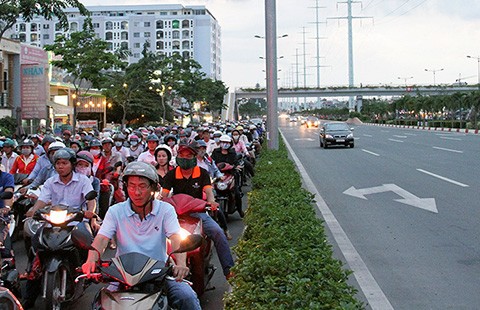 Nghịch lý kẹt xe sát làn đường trống trơn