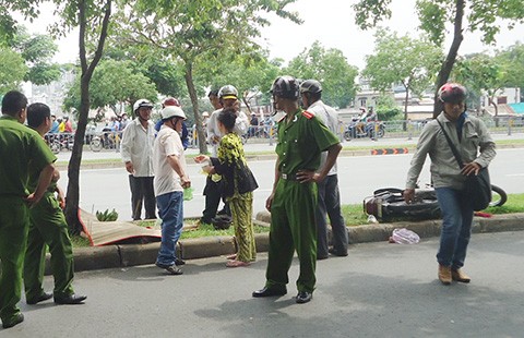 Chạy xe, nghe điện thoại, người đàn ông tự gây tai nạn