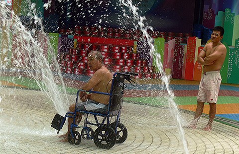 Đẩy cha đi tắm