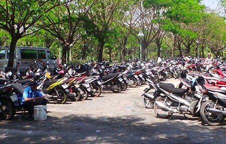 Phạt năm điểm giữ xe thu phí cao hơn quy định