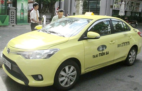 Taxi mâu thuẫn, dân nhậu tự lo đường về