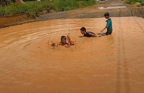Làm đường để cho trẻ… tập bơi