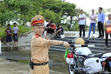 Người giúp cậu bé ung thư ‘làm’ CSGT nói gì?