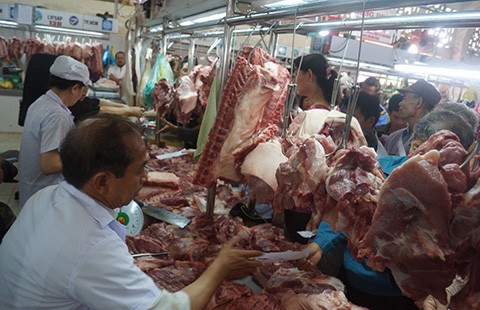 Đập bàn, đập thớt ‘đuổi’… thịt heo sạch