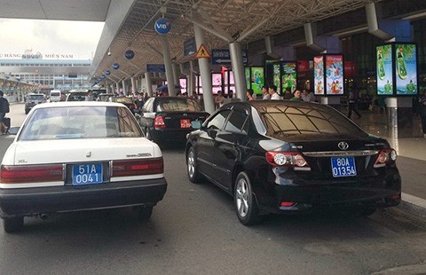 Xe công vụ vẫn đậu lì ở sân bay Tân Sơn Nhất