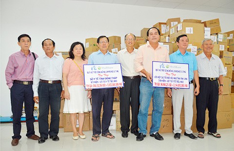 Tặng dụng cụ vật tư y tế cho Vĩnh Long, Đồng Tháp