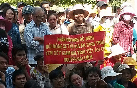 Dân căng băng rôn xin xử nhẹ bị cáo giết vợ và cha vợ