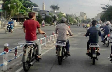 ‘Xe mù’ làm xiếc trên phố